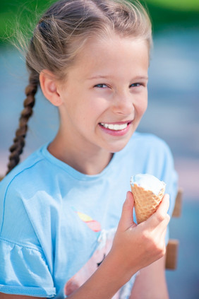 小女孩吃冰淇淋在户外夏天户外咖啡馆的孩子享受真正的意大利意式冰激凌小女孩吃冰淇淋在户外夏天户外咖啡馆