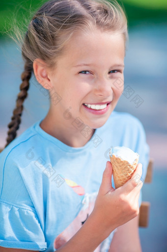 小女孩吃冰淇淋在户外夏天户外咖啡馆可爱的孩子享受真正的意大利意式冰激凌小女孩吃冰淇淋在户外夏天户外咖啡馆