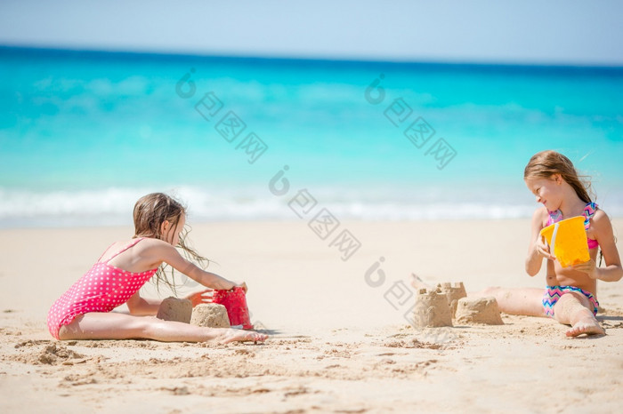 两个小孩子们使沙子城堡和玩热带海滩两个孩子们使沙子城堡和有有趣的热带海滩