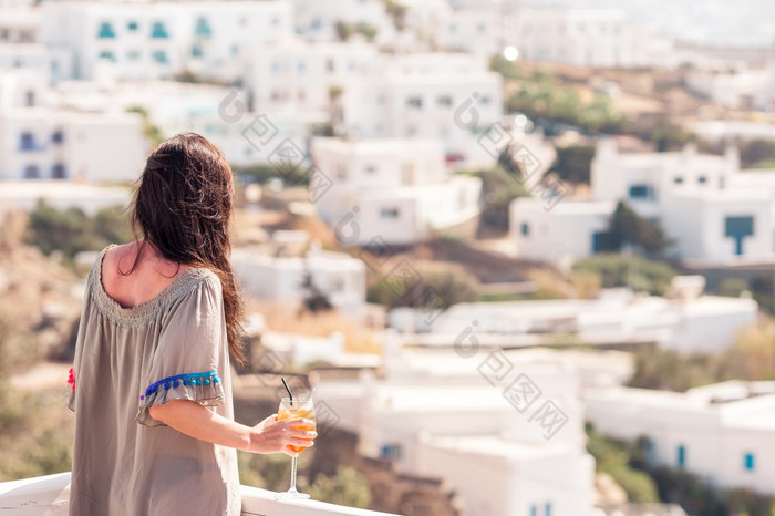 年轻的快乐女人户外咖啡馆与美味的喝高加索人旅游享受欧洲假期与令人惊异的视图老城市希腊年轻的快乐女人户外咖啡馆与美味的喝