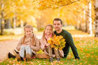 快乐家庭有有趣的美丽的秋天一天的公园<strong>爸爸</strong>和孩子们在一起在户外家庭<strong>爸爸</strong>和孩子们美丽的秋天一天的公园