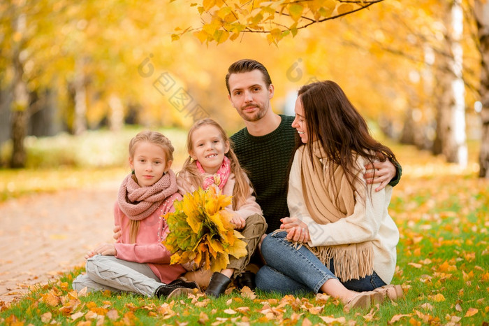 年轻的家庭与小孩子们秋天公园阳光明媚的一天家庭秋天肖像肖像快乐家庭四个秋天一天