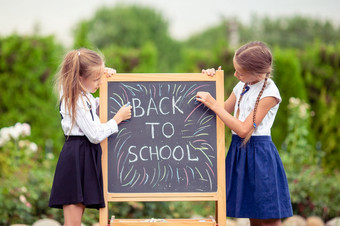 快乐小女生与黑板回来学校户外快乐小女生与黑板户外