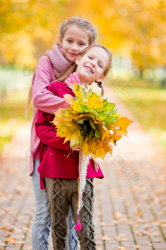 小快乐女孩在户外温暖的秋天一天孩子们秋天小可爱的女孩温暖的一天秋天公园在户外
