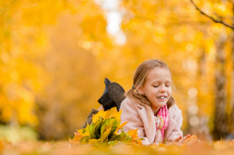 肖像可爱的小女孩与黄色的叶子花束秋天秋天公园有有趣的在户外肖像可爱的小女孩与黄色的叶子花束秋天