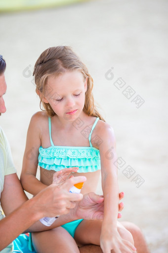 父应用太阳奶油孩子鼻子肖像可爱的女孩防晒霜小心父亲应用太阳奶油孩子鼻子肖像小女孩防晒霜