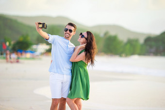 快乐夫妇采取自拍照片白色海滩两个成年人享受他们的假期热带异国情调的海滩快乐夫妇采取照片白色海滩度蜜月假期