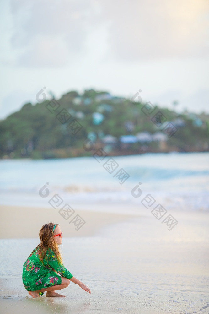 可爱的小女孩的海滩快乐女孩享受夏天假期背景的蓝色的天空和绿松石水的海快乐女孩享受夏天假期的海滩