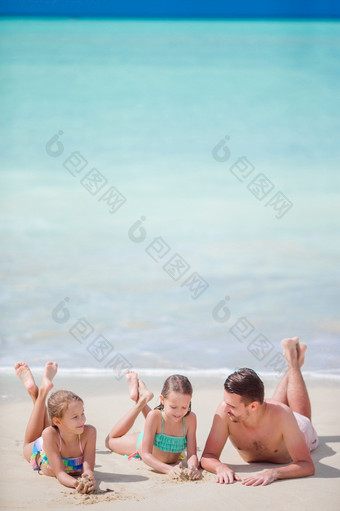 父亲和孩子们享受海滩夏天假期父亲和小孩子们享受海滩夏天热带假期家庭玩的海滩