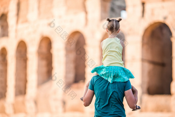 年轻的父亲和小女孩背景罗马圆形大剧场罗马意大利家庭肖像著名的的地方欧洲年轻的父亲和小女孩背景罗马圆形大剧场罗马意大利