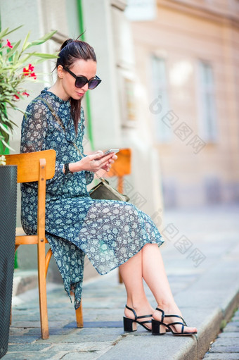 快乐女人与智能手机欧洲街年轻的有吸引力的旅游在户外维也纳城市女人说话她的智能手机城市年轻的有吸引力的旅游在户外意大利城市
