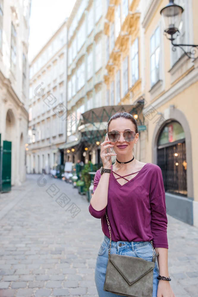 快乐女人会说话的智能手机欧洲街年轻的有吸引力的旅游在户外维也纳城市女人说话她的智能手机城市年轻的有吸引力的旅游在户外意大利城市