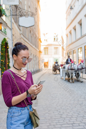 快乐女人与智能手机欧洲街年轻的有吸引力的旅游在<strong>户外</strong>维也纳城市女人说话她的智能手机城市年轻的有吸引力的旅游在<strong>户外</strong>意大利城市