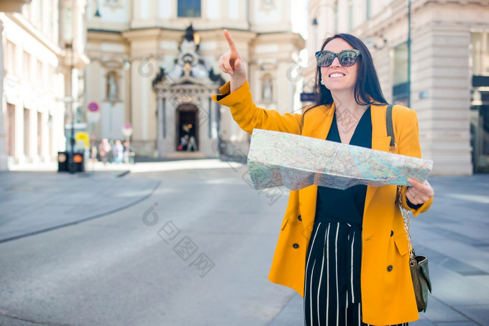 快乐年轻的女人与城市地图老街道旅行旅游女孩与地图维也纳在户外在假期欧洲年轻的女人与城市地图城市旅行旅游女孩与地图维也纳在户外在假期欧洲