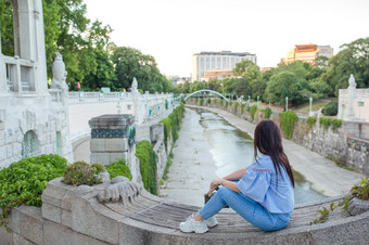 年轻的有吸引力的<strong>旅游</strong>在户外回来视图女人<strong>看</strong>干涸的河维也纳女人走城市年轻的有吸引力的<strong>旅游</strong>在户外欧洲城市