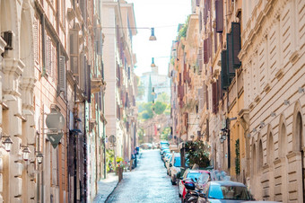 老美丽的空街道与汽车罗马意大利老美丽的空街道与汽车罗马