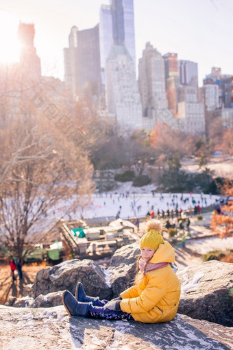可爱的小女孩有有趣的中央公园新纽约城市可爱的小女孩与视图溜冰场中央公园新纽约城市