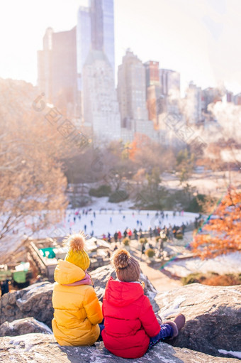 可爱的小女孩有有趣的中央公园新纽约城市可爱的小女孩中央公园新纽约城市