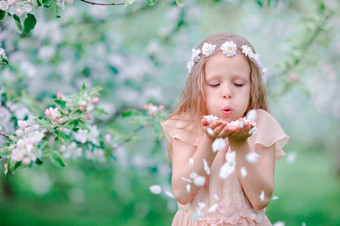 可爱的小女孩盛开的苹果花园美丽的春天一天肖像美丽的孩子衣服可爱的小女孩享受春天一天苹果盛开的花园