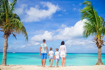 回来视图家庭四个白色的海滩加勒比假期父母与两个孩子们享受他们的加勒比假期父母与两个孩子们享受他们的加勒比假期古老的岛