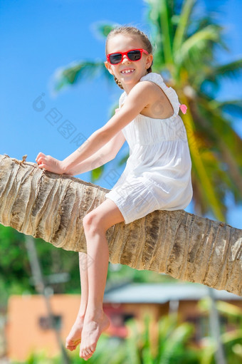 <strong>可爱</strong>的<strong>小女孩</strong>热带海滩坐着棕榈树在夏天假期<strong>可爱</strong>的<strong>小女孩</strong>坐着棕榈树在夏天假期白色海滩