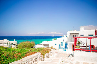 的狭窄的<strong>街道</strong>的岛与蓝色的阳台楼梯和花希腊美丽的体系结构建筑外与基克拉迪群岛的风格的狭窄的<strong>街道</strong>的岛与蓝色的阳台楼梯和花希腊