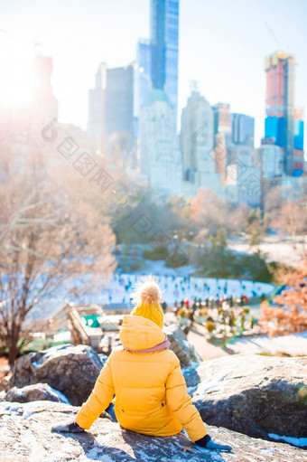 可爱的小女孩有有趣的中央公园新纽约城市可爱的小女孩与视图溜冰场中央公园新纽约城市