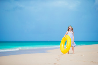 可爱的小女孩海滩在夏天假期可爱的女孩与充气橡胶圆白色海滩准备好了为游泳