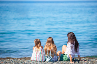 妈妈。和小女孩假期的海滩可爱的小女孩和年轻的妈妈。热带白色海滩