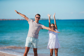 familly爸爸和女儿有有趣的在一起的海滩小女孩和快乐爸爸有有趣的在海滩假期