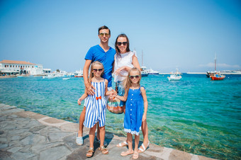 家庭<strong>父母</strong>和<strong>孩子</strong>们欧洲假期米克诺斯岛<strong>父母</strong>和<strong>孩子</strong>们街典型的希腊传统的村米克诺斯岛希腊