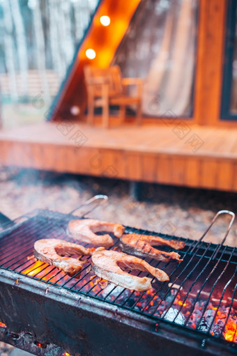烧烤鱼牛排的烧烤火和烟卷在块鱼烧烤鱼牛排块大马哈鱼是炸在开放火