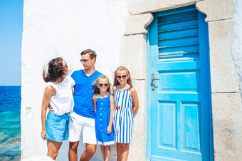 家庭父母和孩子们欧洲假期米克诺斯岛父母和孩子们街典型的希腊传统的村米克诺斯岛希腊