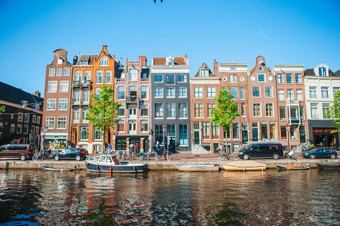 6月荷兰中世纪的可爱的房子阿姆斯特丹的荷兰传统的荷兰中世纪的房子阿姆斯特丹资本荷兰