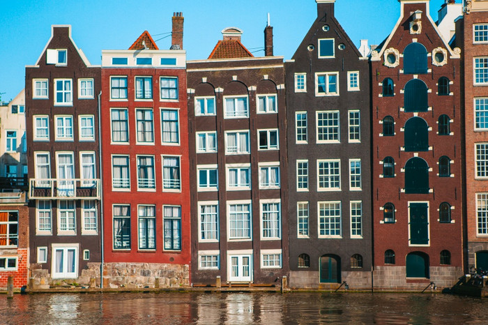 中世纪的可爱的房子阿姆斯特丹的荷兰传统的荷兰中世纪的房子阿姆斯特丹资本荷兰