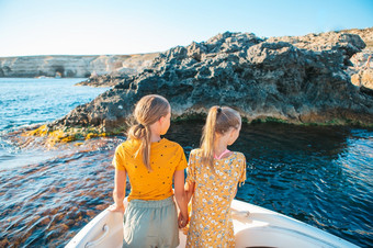 小可爱的女孩享受航行船的开放海小女孩航行船清晰的开放海