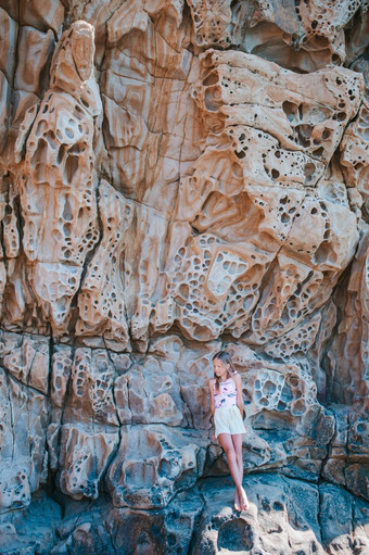 小女孩假期山奶酪岩石从石英岩砂岩奶酪岩石从石英岩砂岩