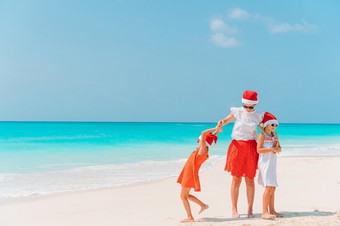 妈妈。和小女孩假期的海滩有有趣的圣诞节假期可爱的小女孩和年轻的妈妈。热带白色海滩圣诞节假期