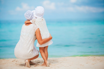 回来视图妈妈和小女儿的海滩家庭白色美丽的妈妈。和女儿的海滩享受夏天假期