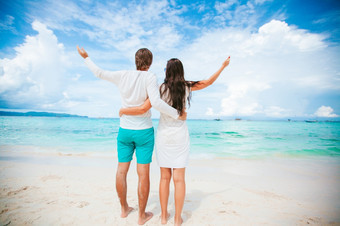 家庭假期两个的海滩假期年轻的夫妇白色海滩在夏天假期