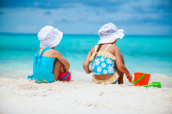 小女孩有有趣的热带海滩玩<strong>在一起</strong>和使沙塔两个小快乐女孩有很多有趣的热带海滩玩<strong>在一起</strong>