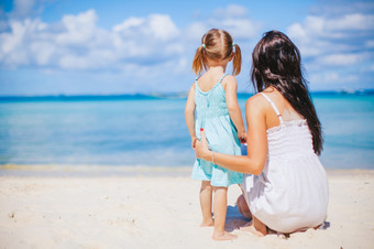 年轻的美丽的<strong>妈妈</strong>。和她的小<strong>女儿</strong>的海滩美丽的<strong>妈妈</strong>。和<strong>女儿</strong>的海滩享受夏天假期