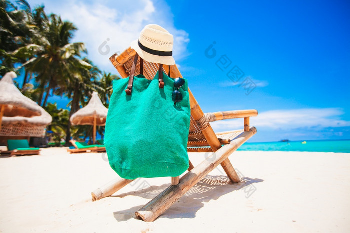 木休息室椅子美丽的热带海滩白色休息室椅子美丽的热带海滩