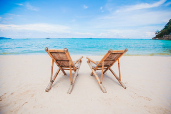 木休息室椅子美丽的热带海滩白色休息室椅子美丽的热带海滩