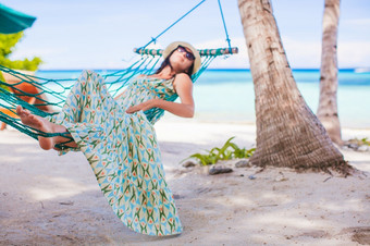 美丽的女人夏天假期放松吊床可爱的女孩热带假期放松吊床