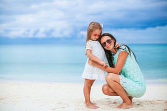 年轻的美丽的<strong>妈妈</strong>。和她的小<strong>女儿</strong>的海滩美丽的<strong>妈妈</strong>。和<strong>女儿</strong>的海滩享受夏天假期