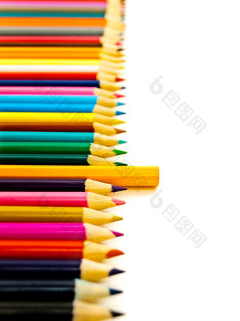 直行的五彩<strong>缤纷</strong>的铅笔与一个另一个对的白色背景行的五彩<strong>缤纷</strong>的铅笔