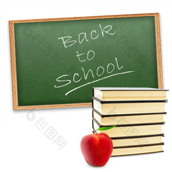回来学校!主题与红色的苹果和堆栈书对绿色黑板上