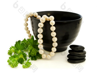 <strong>珍珠</strong>珠子Zen石头和绿色草在白色背景<strong>珍珠</strong>珠子Zen石头和绿色草