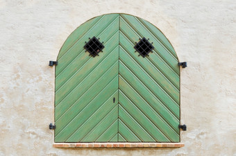 老绿色木门的墙门